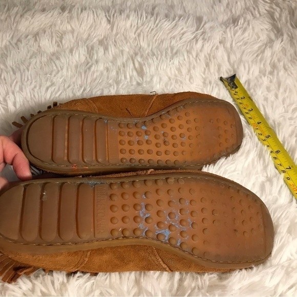 𝅺women’s Minnetonka suede moccasins/ slippers with rubber soles.  Size 8. - Picture 3 of 5